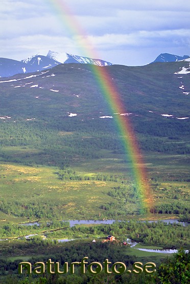 Regnb�ge �ver fj�llstuga, rovvidievva kamaj�kka gamaeatnu lappland  