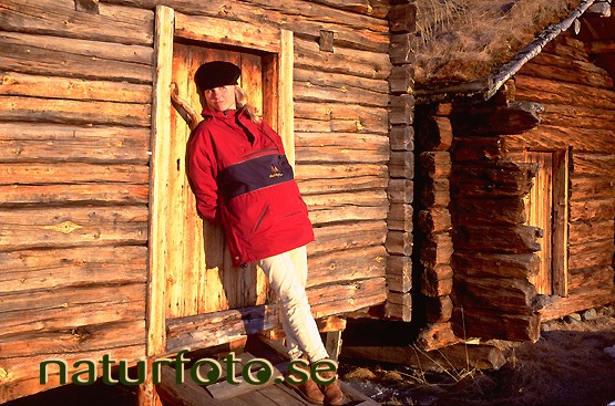 Kvinna och f�rvaringsbodar, h�rbren jukkasj�rvi hembygsg�rd lappland  
