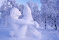 snöskulptur flicka och varg
