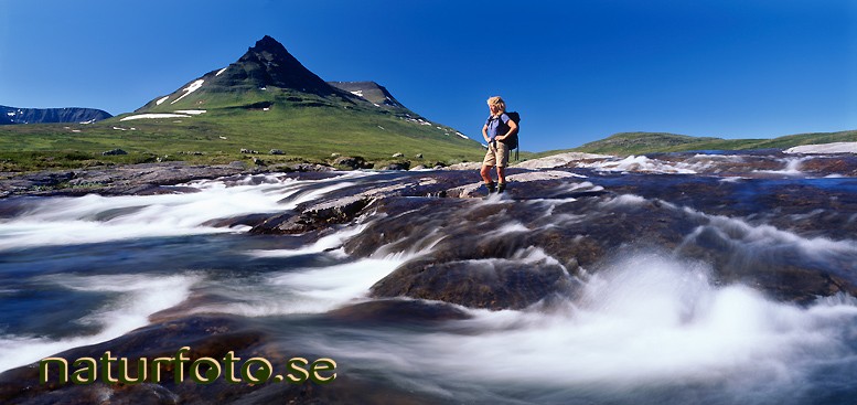 Vadning �ver vattendrag, njearrejohka bealcan p�ltsa lappland  