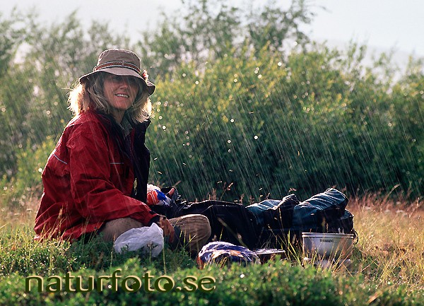 fj�llvandrare i regnet, lappland - lapland bilder images 02071625 lappland fj�llvandrare regnet h2o hiking hiker friluftsliv woman kvinna people raining outdoor fj�llvandring hikers uteliv life rain kungsleden the kings trail  