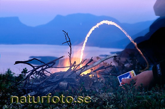 f� fyr, tornetr�sk och lapporten, lappland - lapland bilder images 02082425 tornetr�sk lapporten lappland f� fyr uteliv t�ndstickor fires eldar hiking friluftsliv outdoor matches rosa pink hikers fj�llvandring fj�llvandrare life rast break l�gerplats camping  