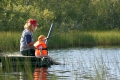 mamma och barn fiskar