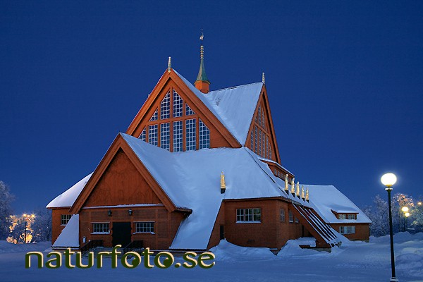 vinterkyrka, kiruna, lappland - 07021817 lapland bilder images lappland vinterkyrka giron kiruna churches byggnader buildings winter vinter brun brown bl� blue jul christmas tr�kyrkan  