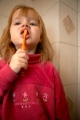 liten flicka borstar tänderna
