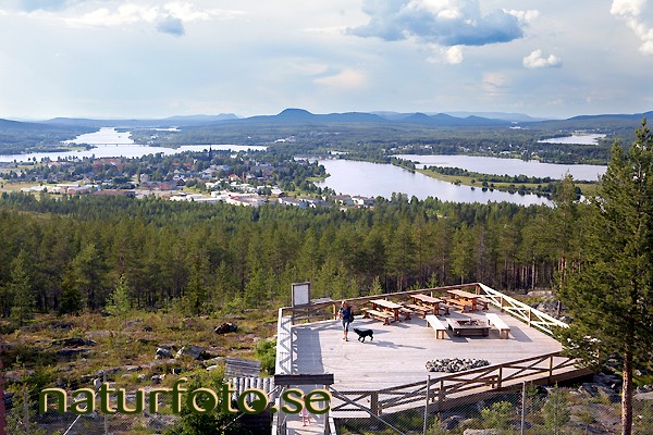 dansbana p� br�nnaberget, �verkalix, �nges�n, kalix�lven, norrbotten - 08070218 bilder images �verkalix �nges�n kalix�lven norrbotten dansbana br�nnaberget view dancing landsbygder countryside byar villages hills  