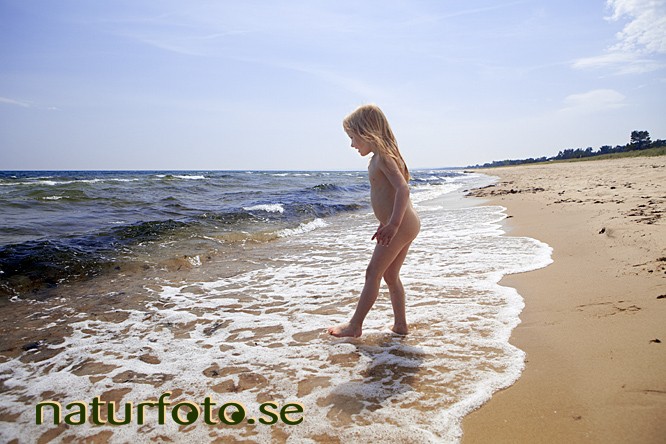 Liten flicka i havsstranden, nyehusen, yngsj�, sk�ne   