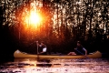 paddling i solnedgång