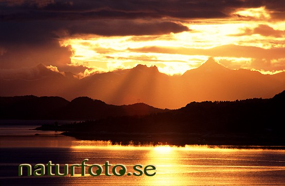 Solnedg�ng i fjorden , norge   