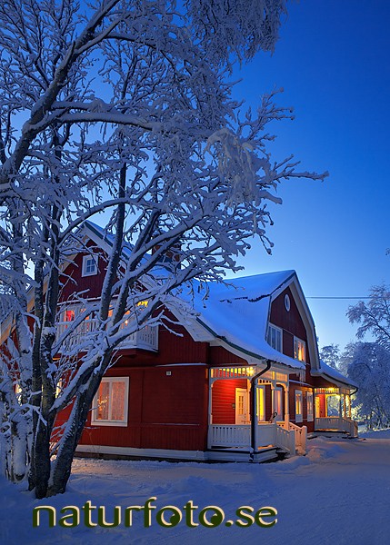 Hus i vinterskrud, kiruna, lappland  