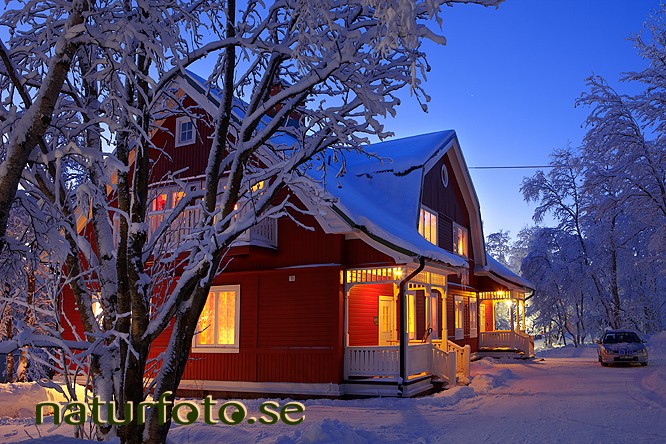 hus i vinterskrud, kiruna, lappland - images bilder lapland 09112965 kiruna lappland hus vinterskrud giron midwinter yellow gul julkv�ll christmas vinter winter st�mning atmosphere h�gtider culture kultur buildings byggnader houses midvinter landsbygder countryside byar villages  
