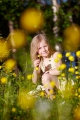 flicka i blomsteräng