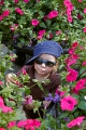 pojke bland trädgårdsblommor
