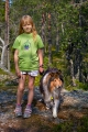 flicka går med hund 
ögeltjärns naturreservat
gullviks friluftsområde